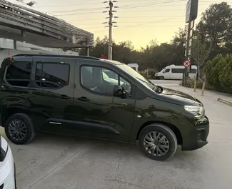Diesel 1,5L Motor von Citroen Berlingo 2026 zur Miete am Flughafen Antalya.