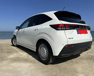 Frontansicht eines Mietwagens Nissan Note in Larnaca, Zypern ✓ Auto Nr.16386. ✓ Automatisch TM ✓ 0 Bewertungen.