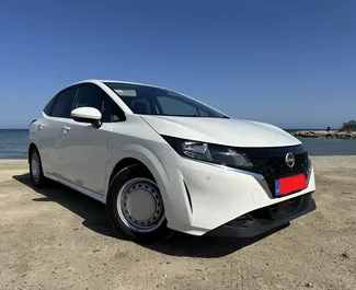 Innenraum von Nissan Note zur Miete auf Zypern. Ein großartiges 5-Sitzer Fahrzeug mit Automatisch Getriebe.