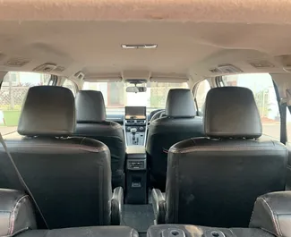 Toyota Innova Hycross 2025 zur Miete verfügbar am Flughafen Goa, mit Kilometerbegrenzung unbegrenzte.