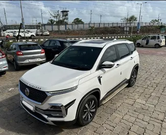 Frontansicht eines Mietwagens MG Hector am Flughafen Goa, Goa ✓ Auto Nr.16182. ✓ Automatisch TM ✓ 0 Bewertungen.