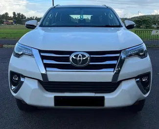 Frontansicht eines Mietwagens Toyota Fortuner am Flughafen Goa, Goa ✓ Auto Nr.16178. ✓ Automatisch TM ✓ 0 Bewertungen.