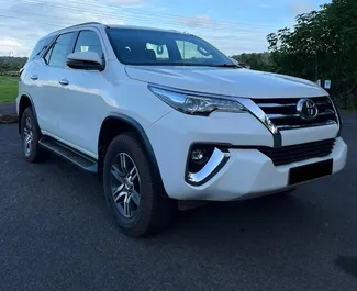 Mietwagen Toyota Fortuner 2024 in Goa, mit Diesel-Kraftstoff und 201 PS ➤ Ab 76 USD pro Tag.