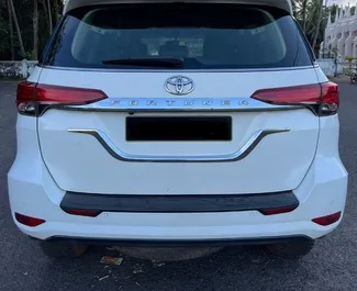 Vermietung Toyota Fortuner. Komfort, SUV Fahrzeug zur Miete in Goa ✓ Kaution Einzahlung von 60 USD ✓ Versicherungsoptionen KFZ-HV.