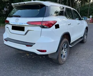 Diesel 2,8L Motor von Toyota Fortuner 2024 zur Miete am Flughafen Goa.