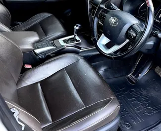 Toyota Fortuner 2024 zur Miete verfügbar am Flughafen Goa, mit Kilometerbegrenzung unbegrenzte.