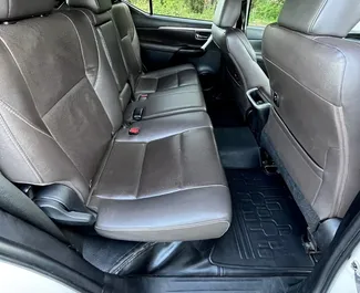 Innenraum von Toyota Fortuner zur Miete in Goa. Ein großartiges 7-Sitzer Fahrzeug mit Automatisch Getriebe.