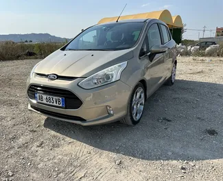 Frontansicht eines Mietwagens Ford B-Max am Flughafen von Tirana, Albanien ✓ Auto Nr.16368. ✓ Automatisch TM ✓ 0 Bewertungen.