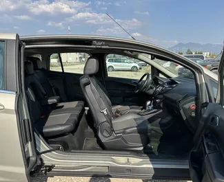 Innenraum von Ford B-Max zur Miete in Albanien. Ein großartiges 5-Sitzer Fahrzeug mit Automatisch Getriebe.