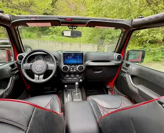 Benzin 3,6L Motor von Jeep Wrangler 2017 zur Miete in Tiflis.