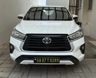 Benzin 2,4L Motor von Toyota Innova 2025 zur Miete am Flughafen Goa.