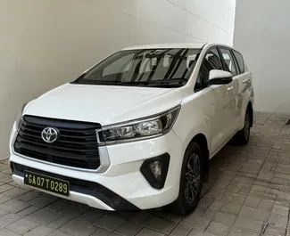 Vermietung Toyota Innova. Komfort, Crossover, Minivan Fahrzeug zur Miete in Goa ✓ Kaution Einzahlung von 60 USD ✓ Versicherungsoptionen KFZ-HV.