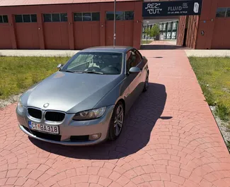 Innenraum von BMW 3-series Cabrio zur Miete in Montenegro. Ein großartiges 4-Sitzer Fahrzeug mit Schaltgetriebe Getriebe.