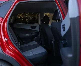 Innenraum von Hyundai Kona zur Miete in Georgien. Ein großartiges 5-Sitzer Fahrzeug mit Automatisch Getriebe.