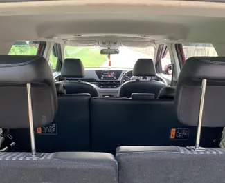 Benzin 1,5L Motor von Kia Carens 2024 zur Miete am Flughafen Goa.