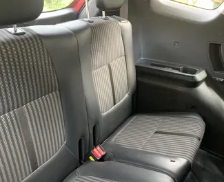 Innenraum von Kia Carens zur Miete in Goa. Ein großartiges 7-Sitzer Fahrzeug mit Automatisch Getriebe.