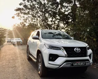 Frontansicht eines Mietwagens Toyota Fortuner am Flughafen Goa, Goa ✓ Auto Nr.16171. ✓ Automatisch TM ✓ 0 Bewertungen.