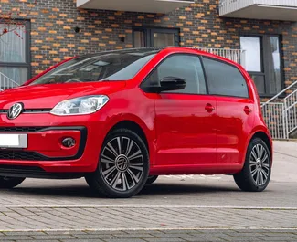 Frontansicht eines Mietwagens Volkswagen Up! in Zadar, Kroatien ✓ Auto Nr.16314. ✓ Schaltgetriebe TM ✓ 0 Bewertungen.