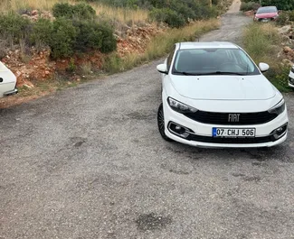 Frontansicht eines Mietwagens Fiat Egea in Alanya, Türkei ✓ Auto Nr.16402. ✓ Schaltgetriebe TM ✓ 0 Bewertungen.
