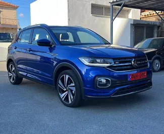 Frontansicht eines Mietwagens Volkswagen T-Cross in Limassol, Zypern ✓ Auto Nr.14387. ✓ Automatisch TM ✓ 0 Bewertungen.