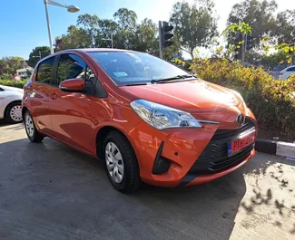 Frontansicht eines Mietwagens Toyota Vitz in Limassol, Zypern ✓ Auto Nr.10990. ✓ Automatisch TM ✓ 0 Bewertungen.