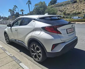 Vermietung Toyota C-HR. Wirtschaft, Komfort, Crossover Fahrzeug zur Miete auf Zypern ✓ Kaution Einzahlung von 500 EUR ✓ Versicherungsoptionen KFZ-HV, TKV, VKV Plus, Diebstahlschutz, Junge.
