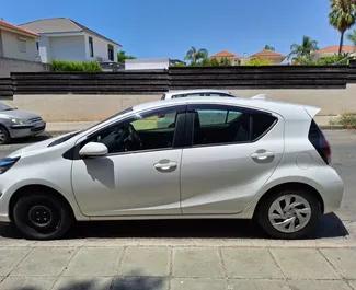 Vermietung Toyota Aqua. Wirtschaft Fahrzeug zur Miete auf Zypern ✓ Kaution Einzahlung von 100 EUR ✓ Versicherungsoptionen KFZ-HV, TKV, VKV Plus, Diebstahlschutz, Junge.