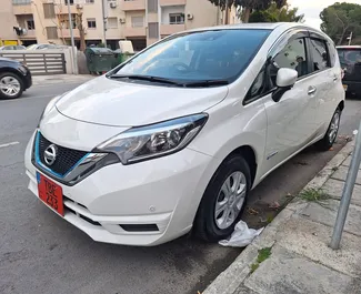 Frontansicht eines Mietwagens Nissan Note in Limassol, Zypern ✓ Auto Nr.10760. ✓ Automatisch TM ✓ 3 Bewertungen.