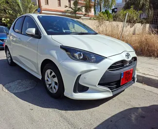 Frontansicht eines Mietwagens Toyota Yaris in Limassol, Zypern ✓ Auto Nr.16458. ✓ Automatisch TM ✓ 0 Bewertungen.
