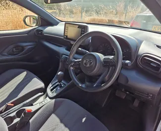 Mietwagen Toyota Yaris 2021 auf Zypern, mit Benzin-Kraftstoff und 120 PS ➤ Ab 22 EUR pro Tag.