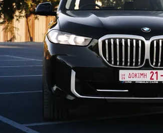 Frontansicht eines Mietwagens BMW X5 in Larnaca, Zypern ✓ Auto Nr.16467. ✓ Automatisch TM ✓ 0 Bewertungen.