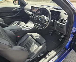 Innenraum von BMW 420i Cabrio zur Miete auf Zypern. Ein großartiges 4-Sitzer Fahrzeug mit Automatisch Getriebe.