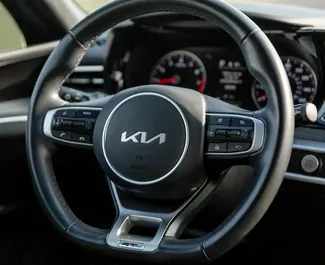Innenraum von Kia K5 zur Miete in Georgien. Ein großartiges 5-Sitzer Fahrzeug mit Automatisch Getriebe.