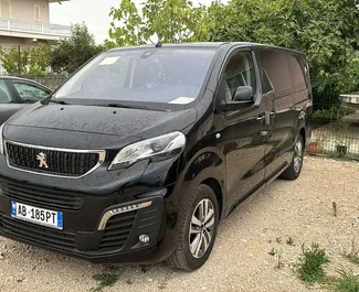Frontansicht eines Mietwagens Peugeot Expert Traveller in Tirana, Albanien ✓ Auto Nr.16394. ✓ Automatisch TM ✓ 0 Bewertungen.
