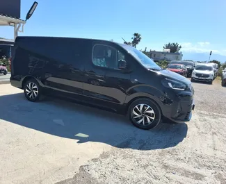 Frontansicht eines Mietwagens Fiat Ulysse am Flughafen Antalya, Türkei ✓ Auto Nr.16395. ✓ Automatisch TM ✓ 0 Bewertungen.