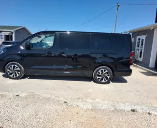 Fiat Ulysse 2026 zur Miete verfügbar am Flughafen Antalya, mit Kilometerbegrenzung 200 km/Tag.