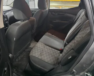 Innenraum von Nissan Rogue zur Miete in Georgien. Ein großartiges 4-Sitzer Fahrzeug mit Automatisch Getriebe.