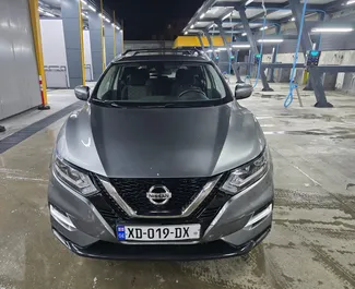 Frontansicht eines Mietwagens Nissan Rogue am Flughafen Tiflis, Georgien ✓ Auto Nr.16455. ✓ Automatisch TM ✓ 0 Bewertungen.