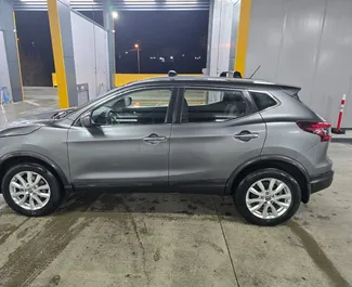 Benzin 2,0L Motor von Nissan Rogue 2019 zur Miete am Flughafen Tiflis.