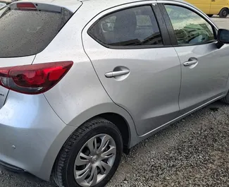 Frontansicht eines Mietwagens Mazda 2 in Limassol, Zypern ✓ Auto Nr.16457. ✓ Automatisch TM ✓ 0 Bewertungen.