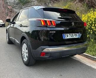 Frontansicht eines Mietwagens Peugeot 3008 am Flughafen Podgorica, Montenegro ✓ Auto Nr.16474. ✓ Automatisch TM ✓ 0 Bewertungen.