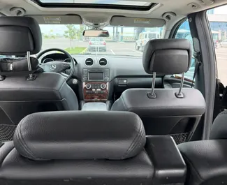 Innenraum von Mercedes-Benz ML350 zur Miete in Albanien. Ein großartiges 5-Sitzer Fahrzeug mit Automatisch Getriebe.