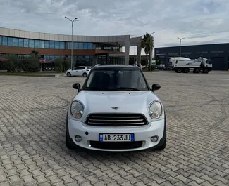 Frontansicht eines Mietwagens Mini Countryman Cooper S in Tirana, Albanien ✓ Auto Nr.16434. ✓ Schaltgetriebe TM ✓ 0 Bewertungen.