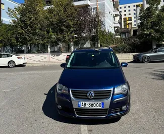 Frontansicht eines Mietwagens Volkswagen Touran in Tirana, Albanien ✓ Auto Nr.16437. ✓ Automatisch TM ✓ 0 Bewertungen.