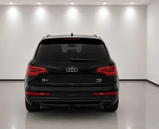 Innenraum von Audi Q7 zur Miete in Albanien. Ein großartiges 7-Sitzer Fahrzeug mit Automatisch Getriebe.