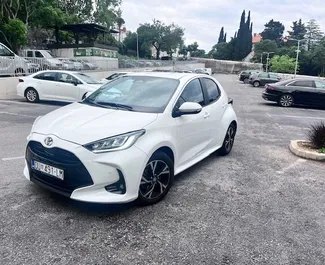 Mietwagen Toyota Yaris 2026 in Kroatien, mit Hybride-Kraftstoff und 90 PS ➤ Ab 32 EUR pro Tag.