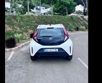 Mietwagen Toyota Aygo X 2025 in Kroatien, mit Benzin-Kraftstoff und 75 PS ➤ Ab 27 EUR pro Tag.