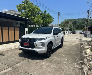 Frontansicht eines Mietwagens Mitsubishi Pajero Sport am Flughafen Phuket, Thailand ✓ Auto Nr.16294. ✓ Automatisch TM ✓ 0 Bewertungen.