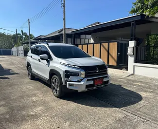 Frontansicht eines Mietwagens Mitsubishi Xpander Cross am Flughafen Phuket, Thailand ✓ Auto Nr.16298. ✓ Automatisch TM ✓ 0 Bewertungen.
