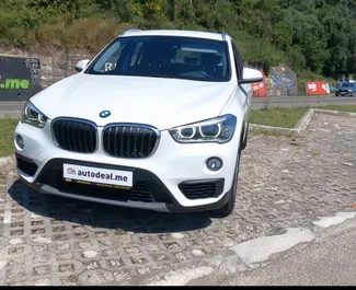 Frontansicht eines Mietwagens BMW X1 am Flughafen Podgorica, Montenegro ✓ Auto Nr.16201. ✓ Automatisch TM ✓ 0 Bewertungen.